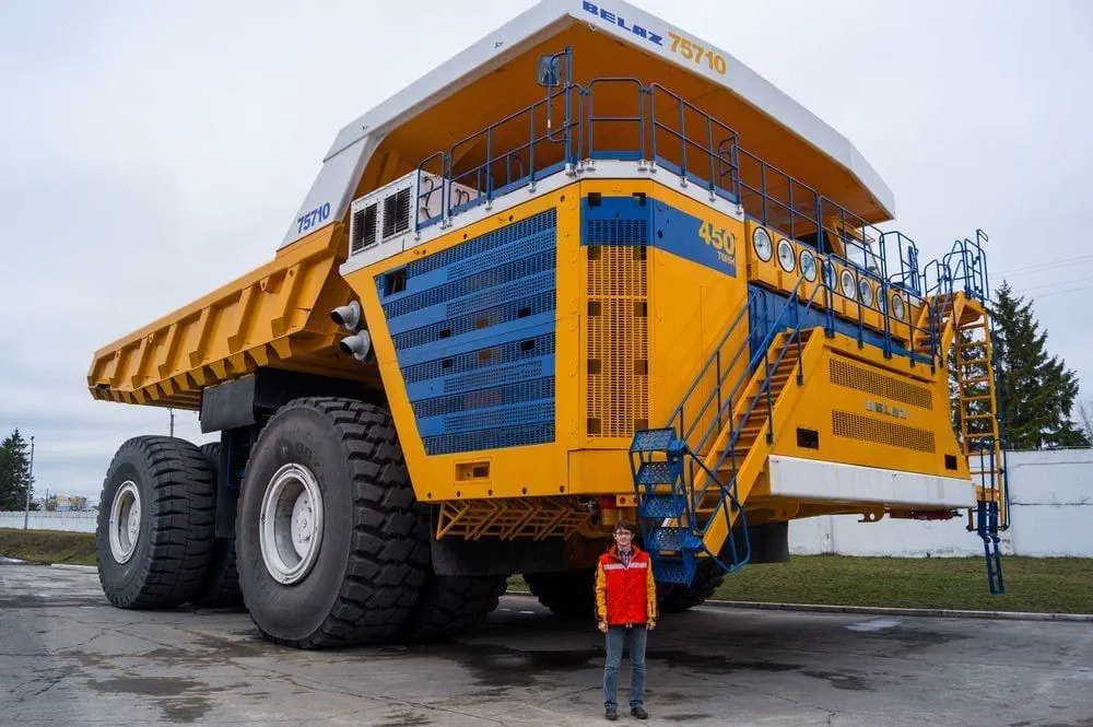Unveiling 11 Unbelievable Oddities That Defy Size Norms! đđ 14 Absolute Units of a dumptruck