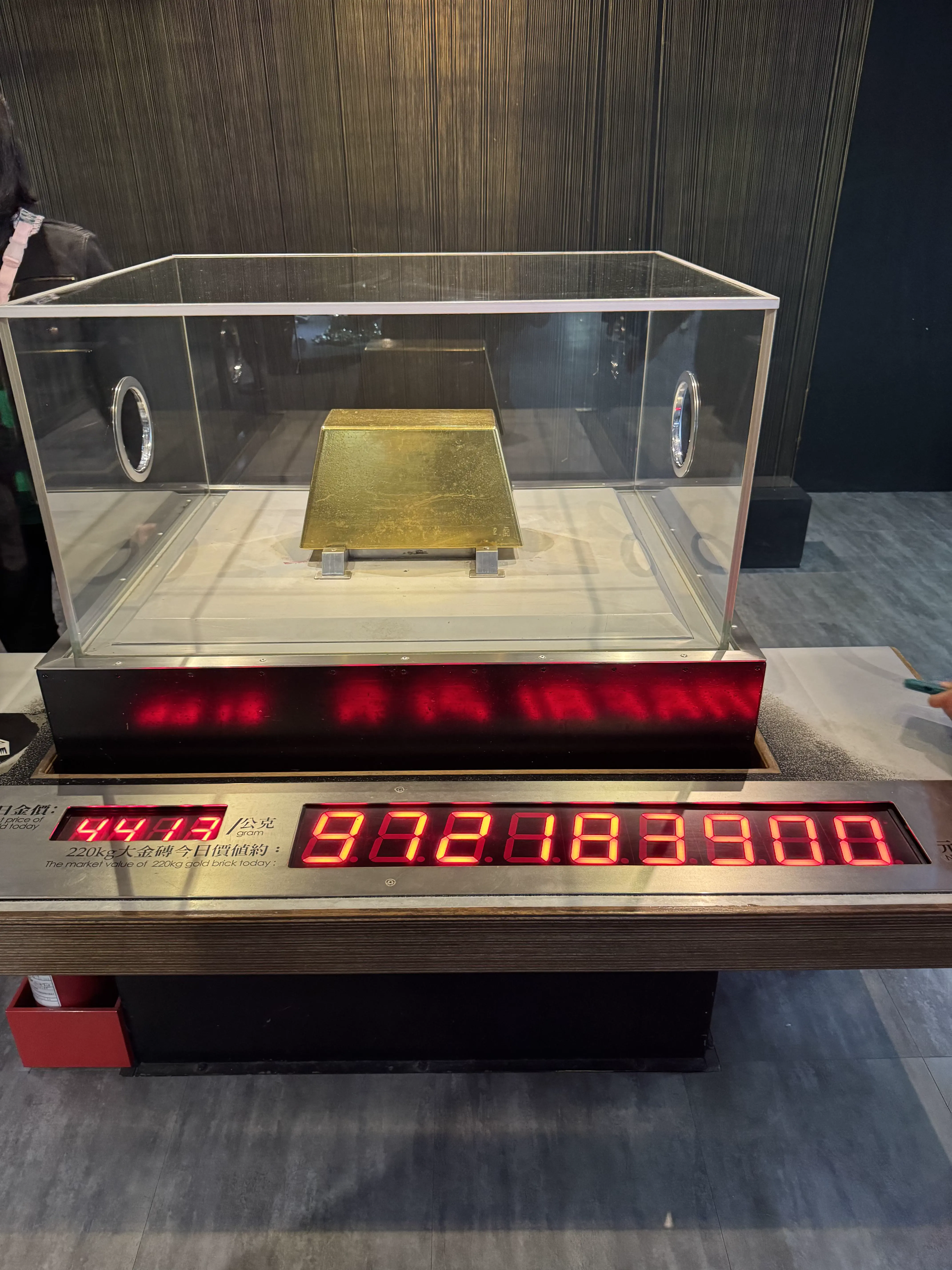 Unveiling 12 Enormous Oddities That Challenge Size Norms! đ 21 Absolute Units of a gold bar