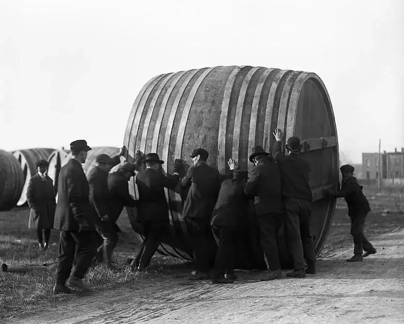 10 Remarkable Absolute Units Redefining Our Perception of Size! 🤯🐾 24 Absolute Units of a keg of beer at the onset of Prohibition in 1920.