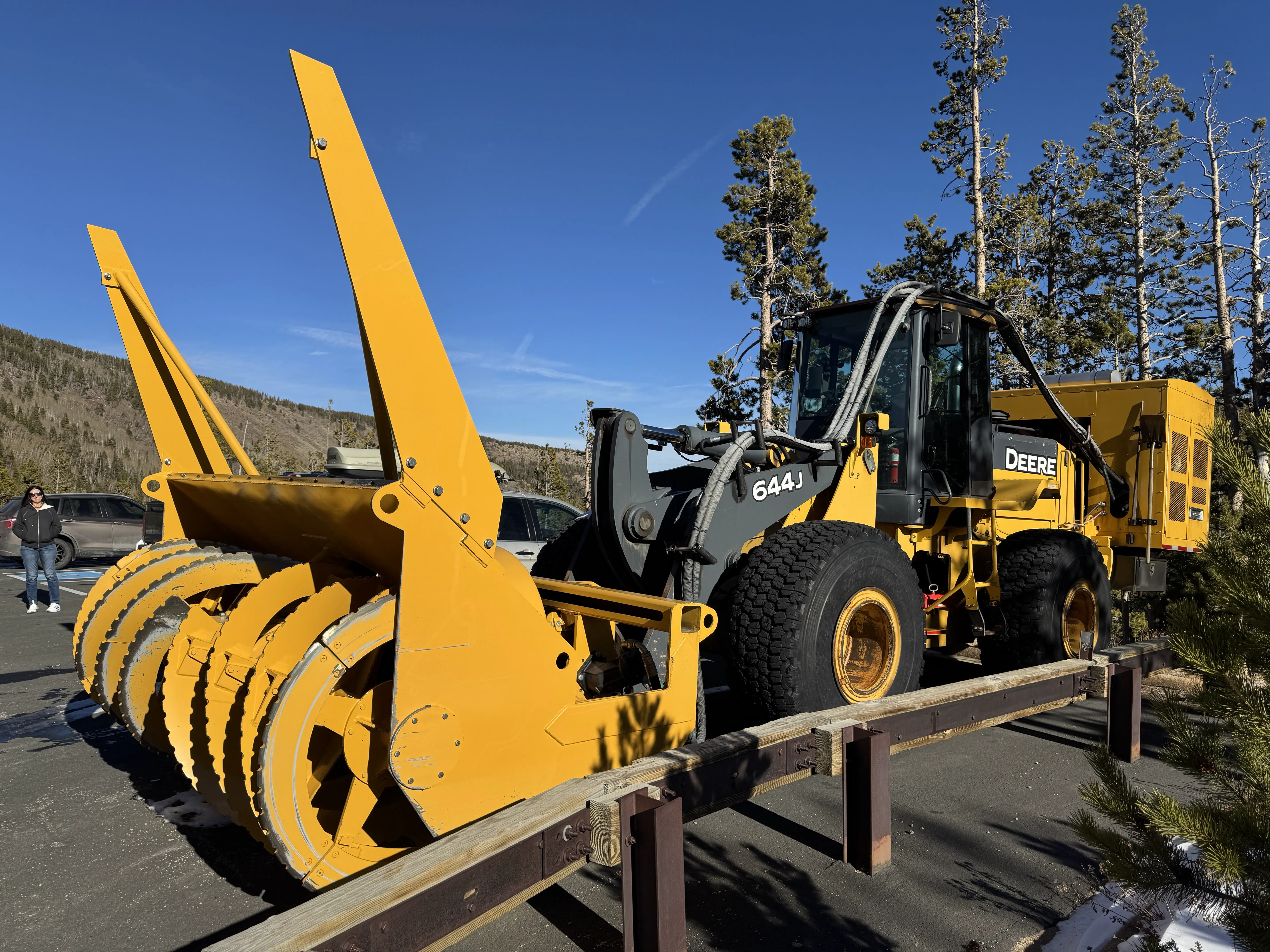 Unveiling 11 Unbelievable Oddities That Defy Size Norms! đđ 15 Absolute Units of a snow blower.