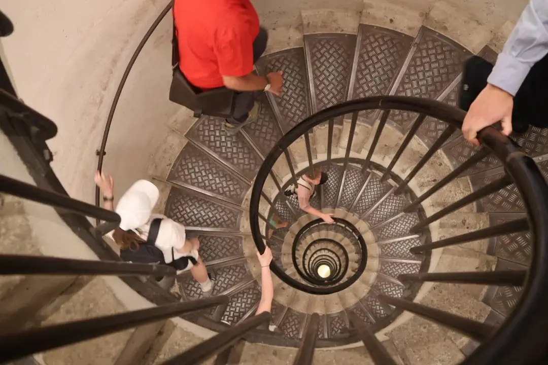 15 Bizarre Absolute Units That Will Bend Your Mind! đ€đ 22 Absolute Units of a spiral staircase.