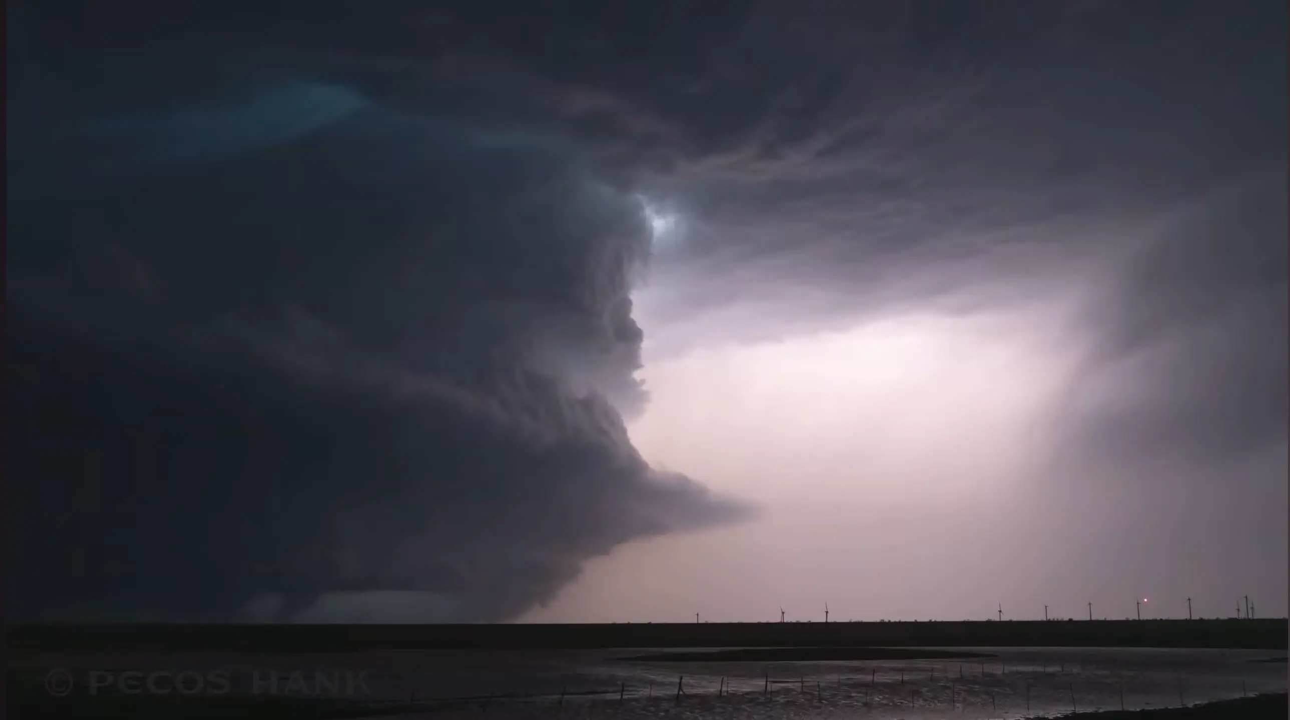 12 Extraordinary Giants That Will Challenge Your Expectations! đ 23 Absolute Units of a storm (credit: Pecos Hank)