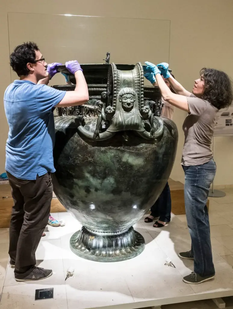 13 Massive Oddities That Will Leave You in Awe! 🔥 29 absolute units of an ancient greek wine vessel