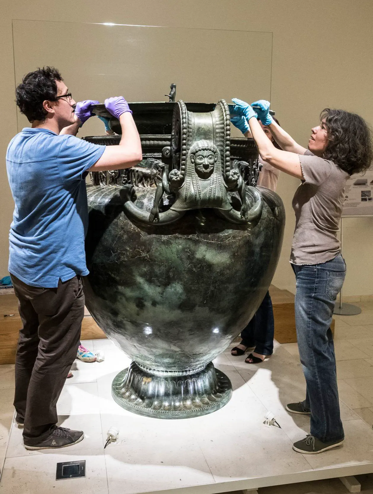13 Massive Oddities That Will Leave You in Awe! đ„ 20 Absolute Units of an ancient Greek wine vessel