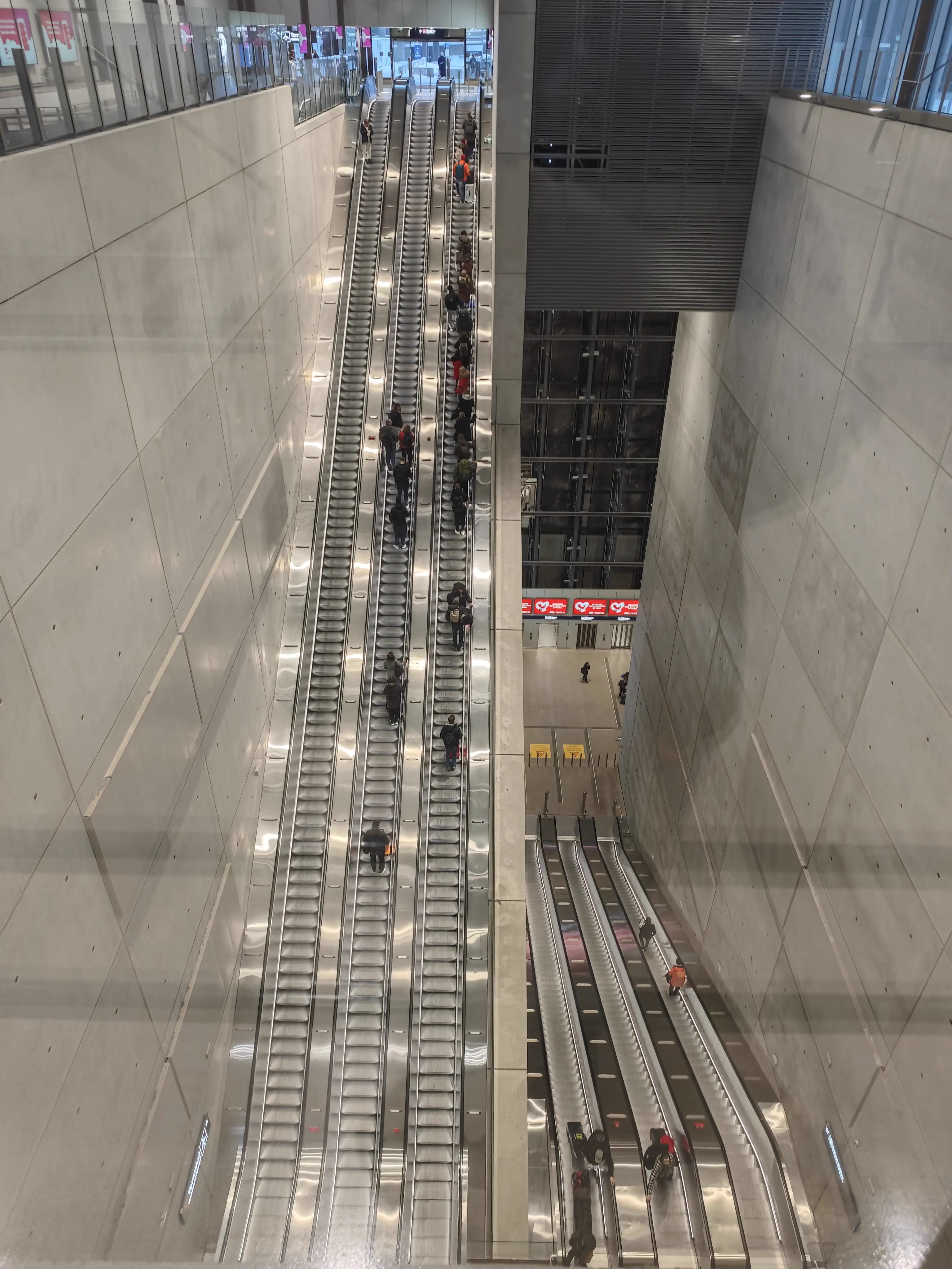 15 Mind-Blowing Oddities That Defy Size Expectations! 🔍🤯 24 Absolute Units of an escalator