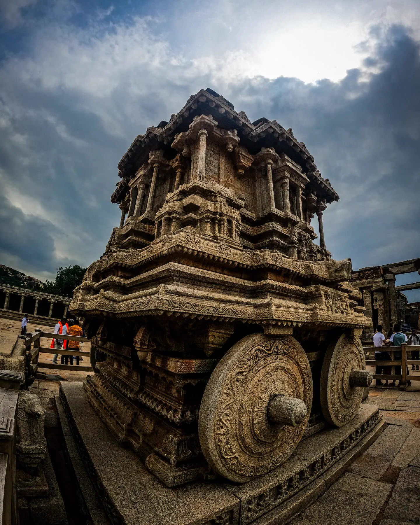 12 Giants That Made Us Rethink Everything 𫣠19 Absolute units of a 500 year old medieval stone chariot