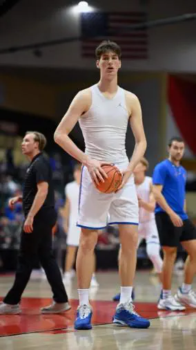 14 Big Boys That Stole Our Hearts and Broke the Scale đ« 25 Absolute Units of a 7'9 305-lb basketball player Olivier Rioux