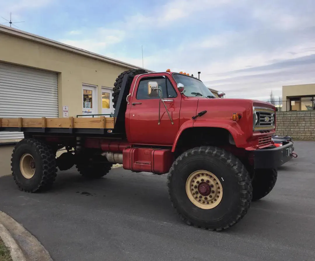 11 Oversized Finds That Shattered Our Reality đ« 17 Enormous Chevy K60 truck that dwarfs everything around it