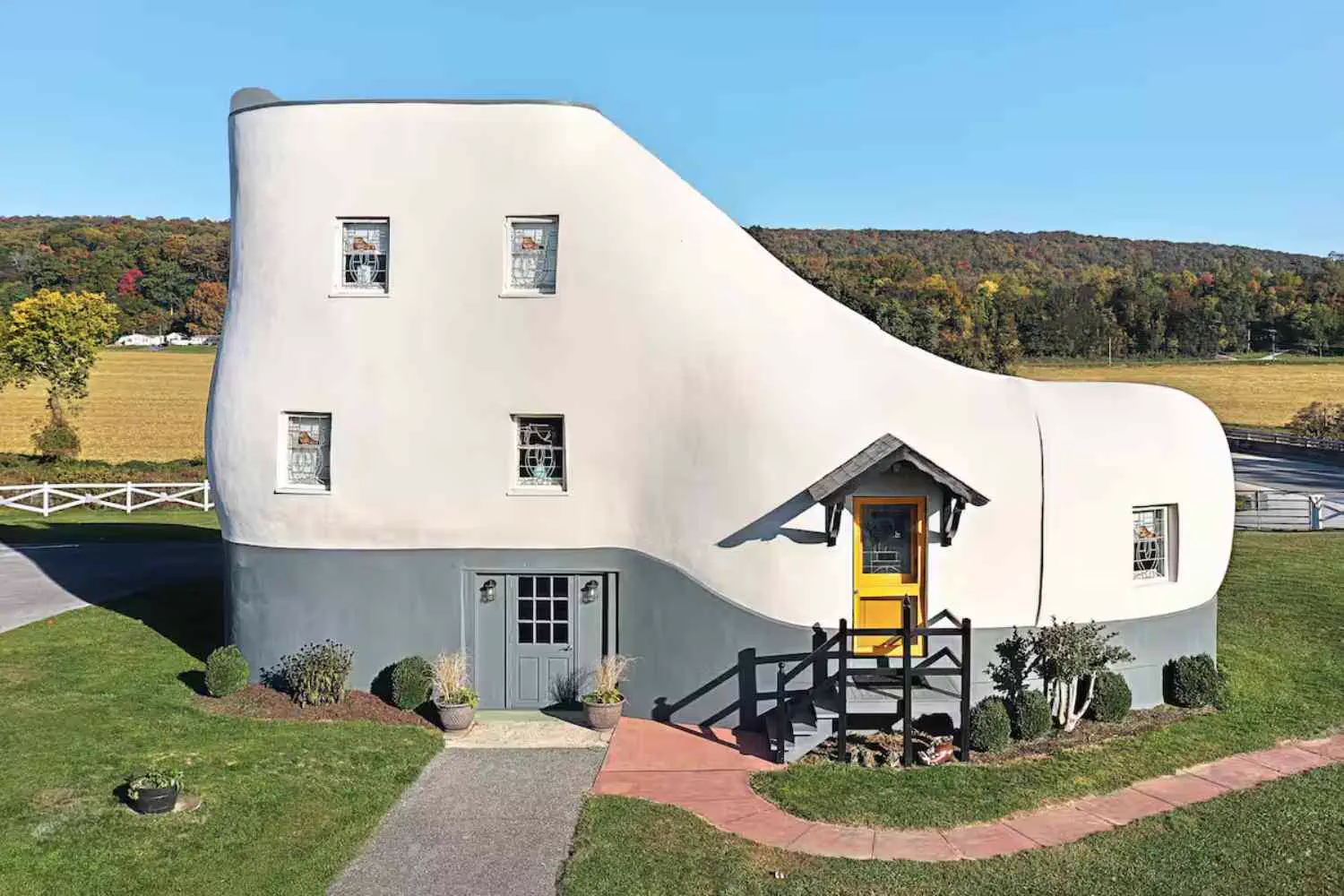 Why Are These 10 Things So Absurdly Massive?𫣠13 Absolute Units of a Shoe House