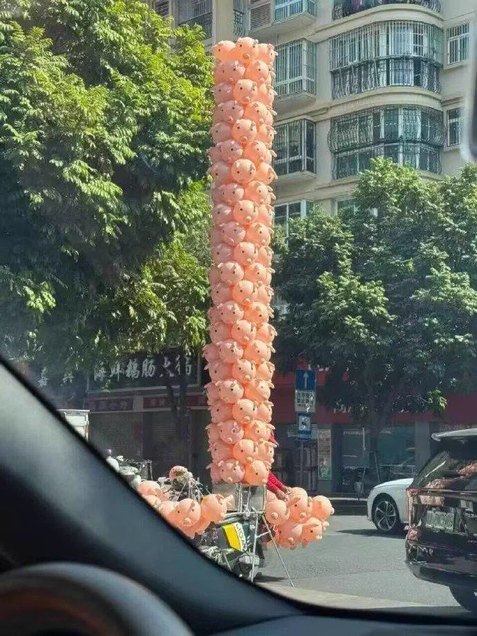 11 Oversized Finds That Shattered Our Reality đ« 24 Impossibly tall stack of balloons that is an absolute unit