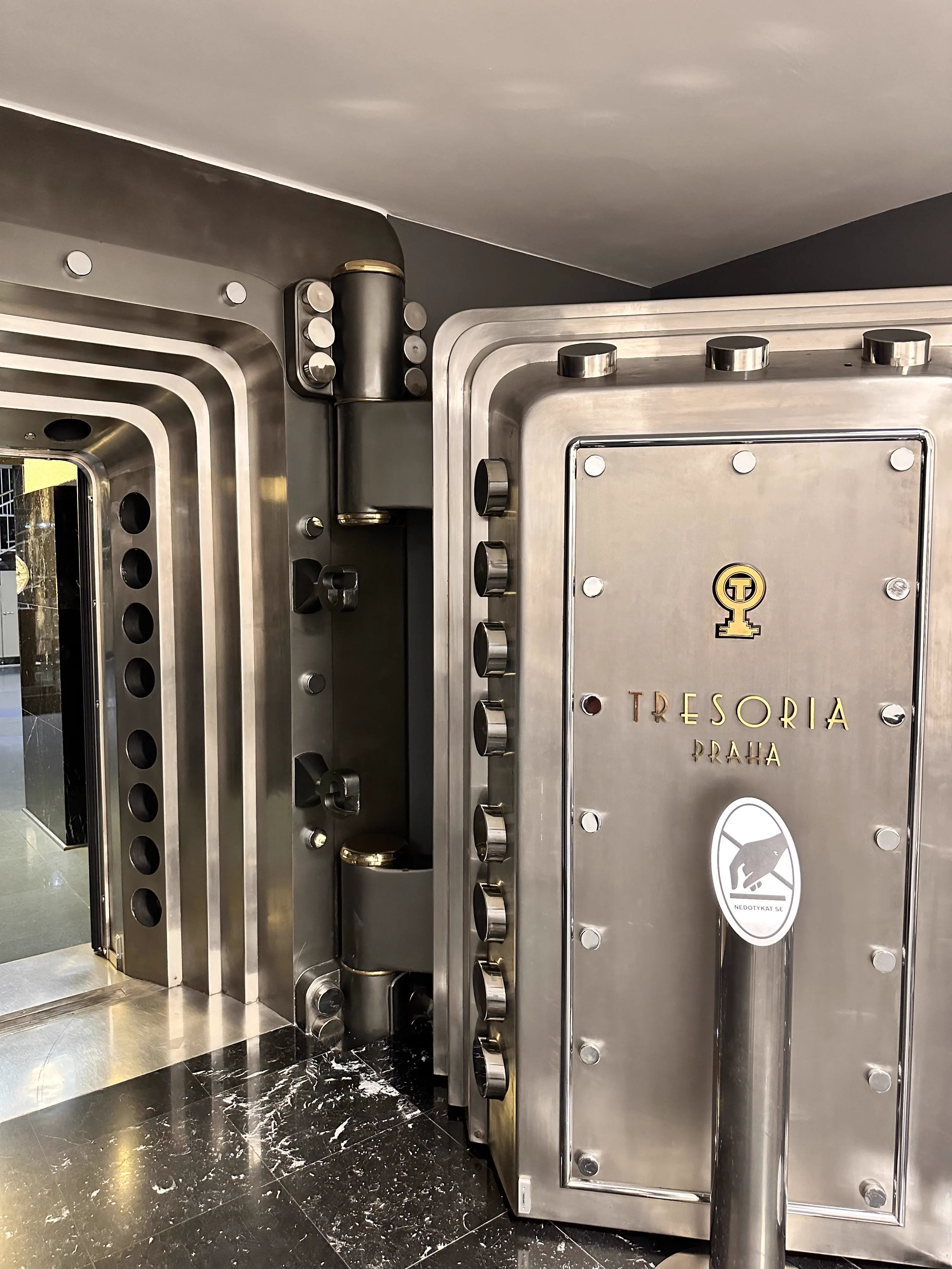 RANKING: The 13 Chonkiest Beings Ever Documented 15 Absolute Units of a vault hinge