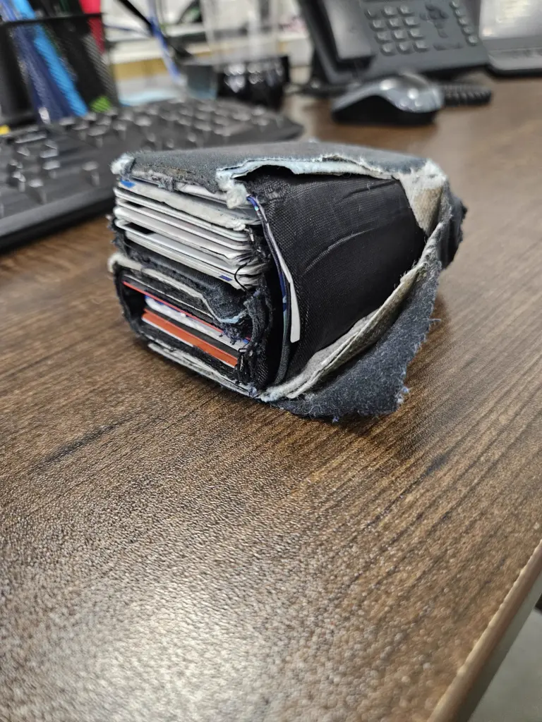 Why Are These 10 Things So Absurdly Massive?𫣠12 absolute units of a wallet from my coworker