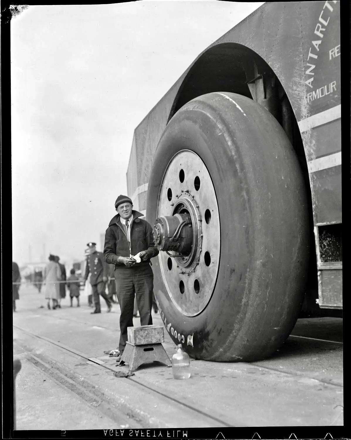 Why Are These 10 Things So Absurdly Massive?𫣠14 Absolute Units of a wheel on the 1939 Antarctic Snow Cruiser