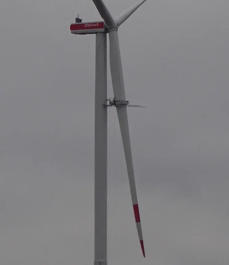 POV: You vs These 11 Absolute Tanks of the Internet 22 Absolute Units of Absolute Units of 80 meters long blades and two workers on the plattform.