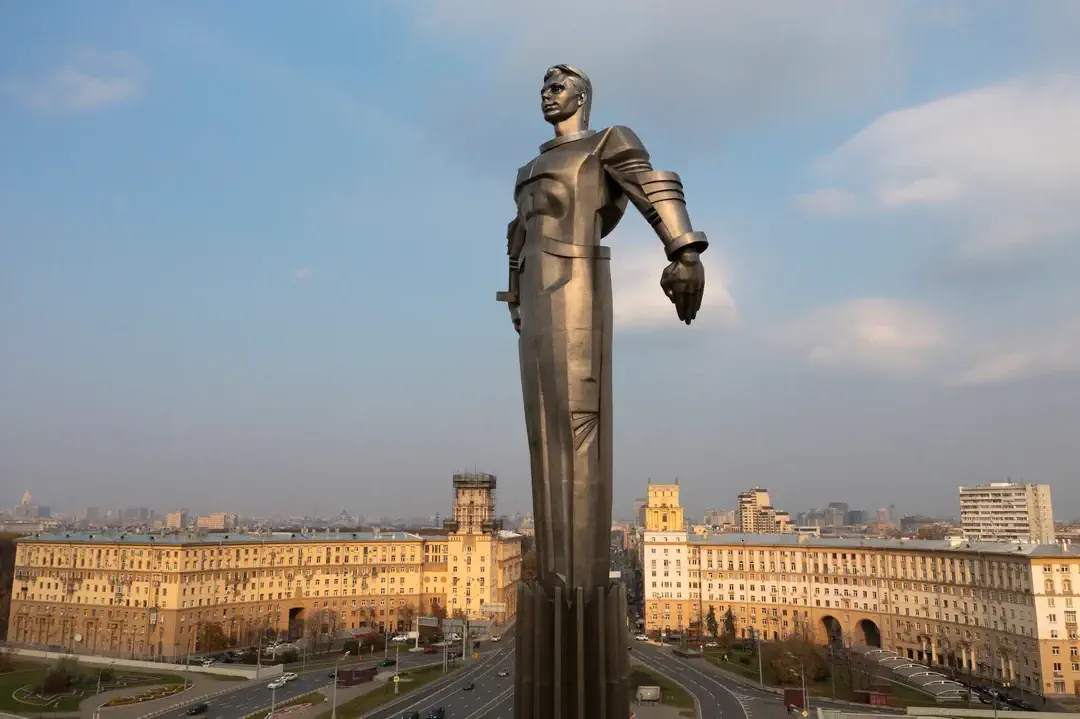 We Found 14 Chonky Wonders That Defy Logic and Shock Fans 😲 22 Absolute Units of the retro-futuristic Yuri Gagarin statue in Moscow