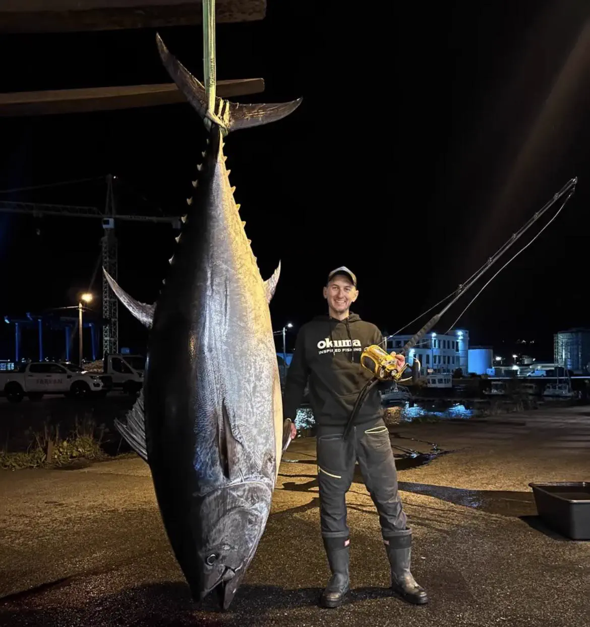 11 Oversized Finds That Shattered Our Reality đ« 23 Record-breaking largest tuna ever caught in Norway next to fishermen for scale