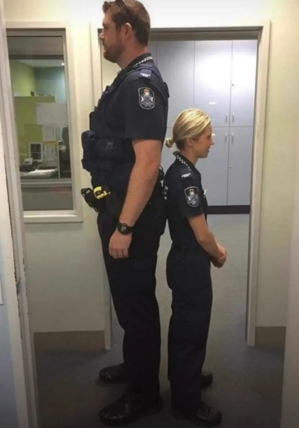 14Colossal Things That Had No Right Being That Big𫣠28 Absolute Units of a 6'9 officer compared to a 5'1 officer