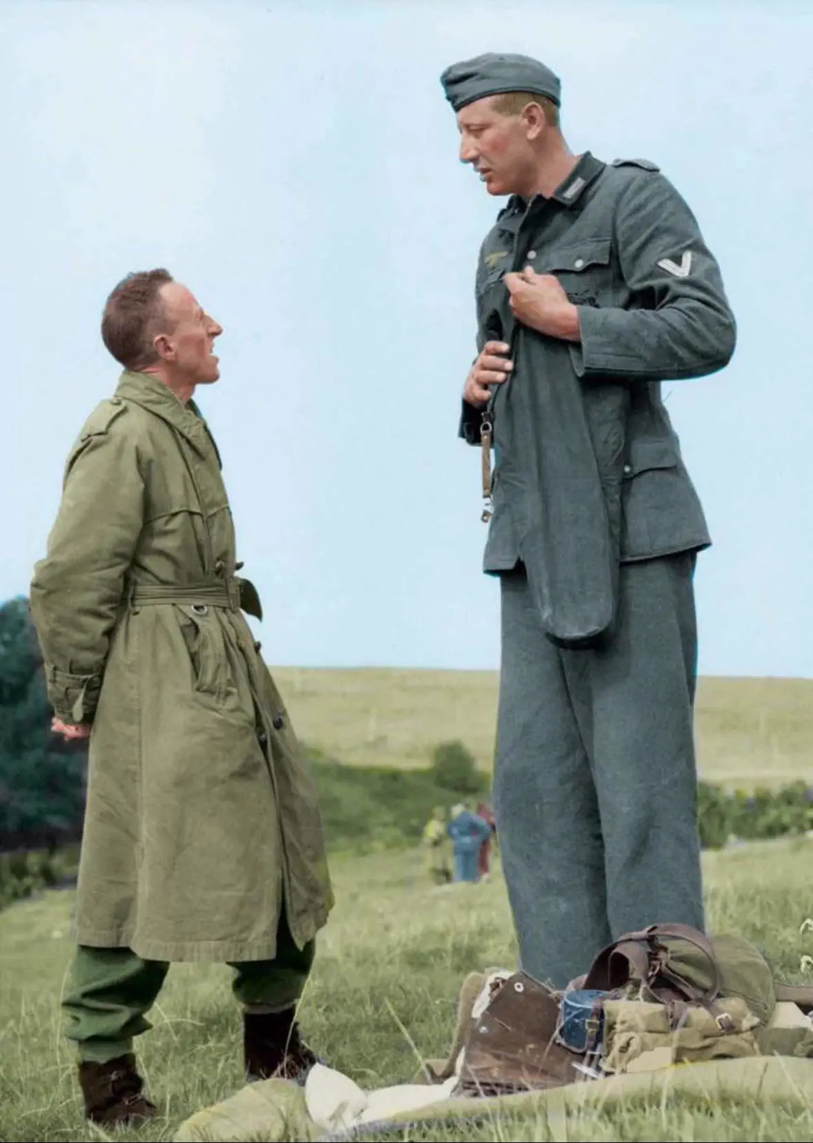 10 Big Boys Who Stole Our Hearts andrecked Usđ« 14 7foot 3 German soldier next to 5 foot 3 British officer in WW2