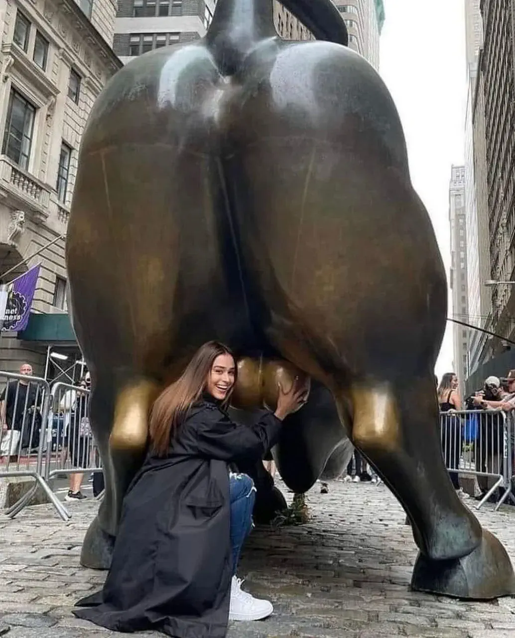 The 9 Chonkiest Finds That Wrecked Us This Week đ« 17 Colossal bronze bull statue