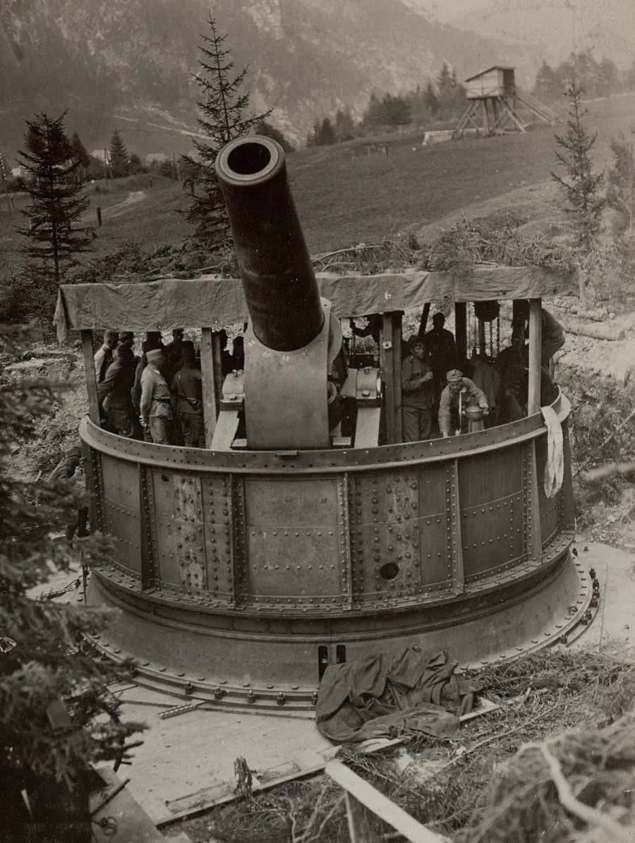 9 Everyday Things That Went Absolutely Feral 🫣 16 Absolutely massive cannon that dwarfs people nearby