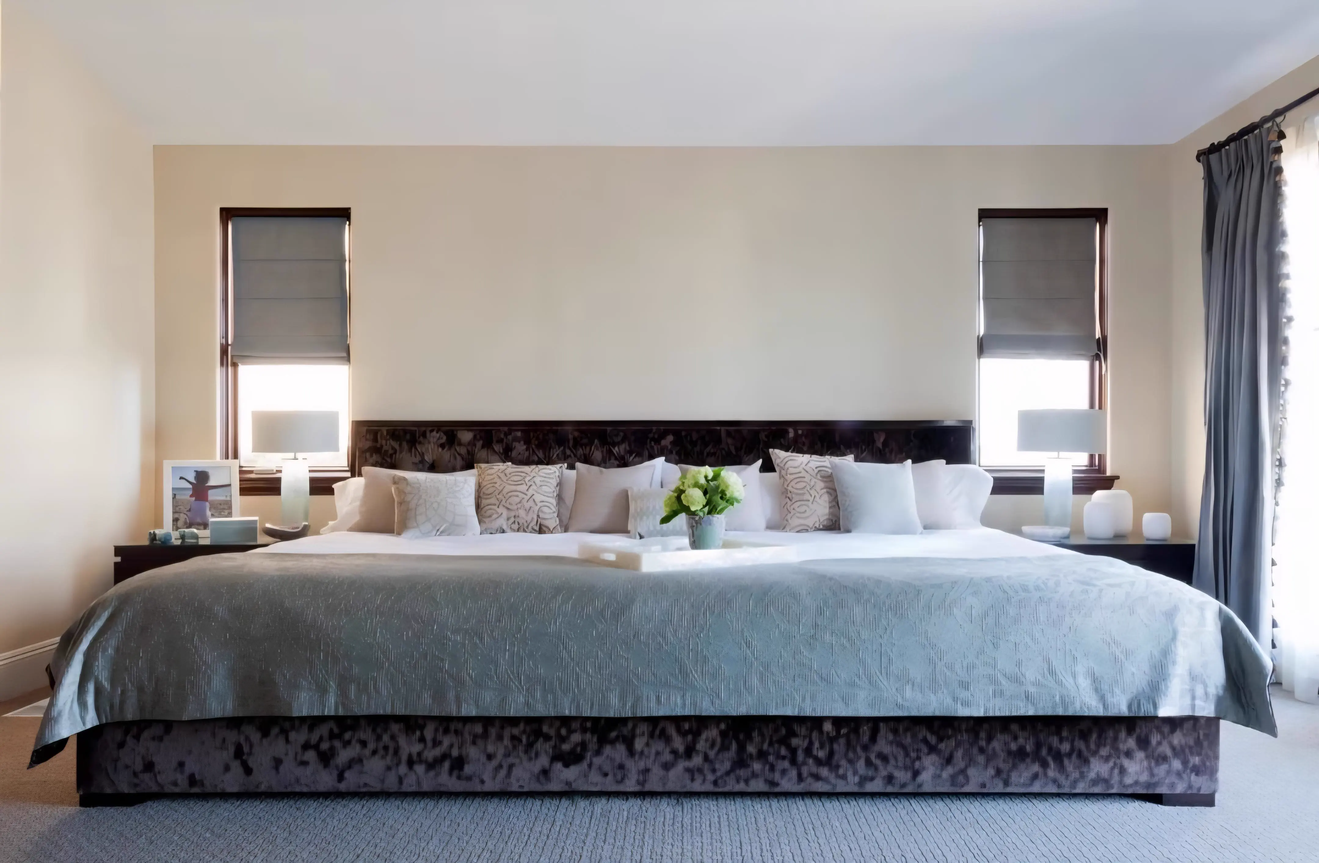 8 Things So Big They Glitched Reality Itself đ« 18 Massive family bed taking up an entire room with its colossal size