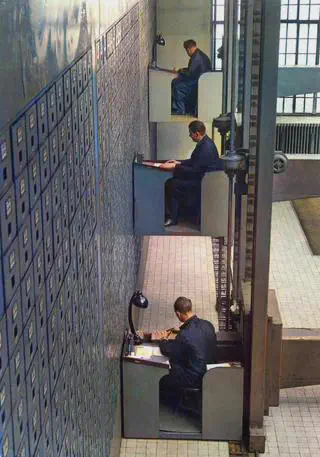 14Colossal Things That Had No Right Being That Big𫣠34 Absolute Units of a filing cabinet