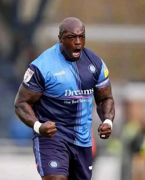 Wait Till You See These 11 Colossal Units đ« 21 Massive football player dwarfing other players on the field