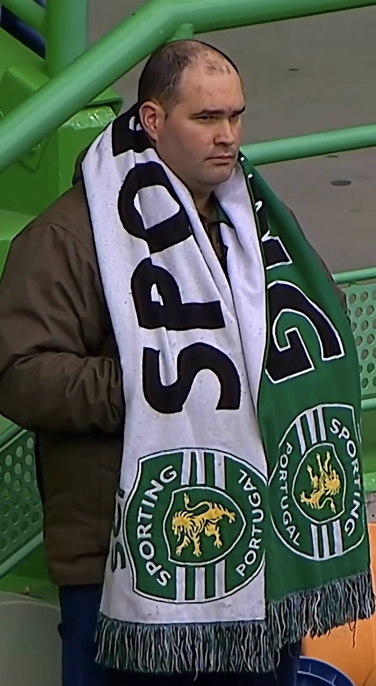 9 Everyday Objects That Went Full Beast Mode đ« 13 Absolute unit of an oversized football scarf