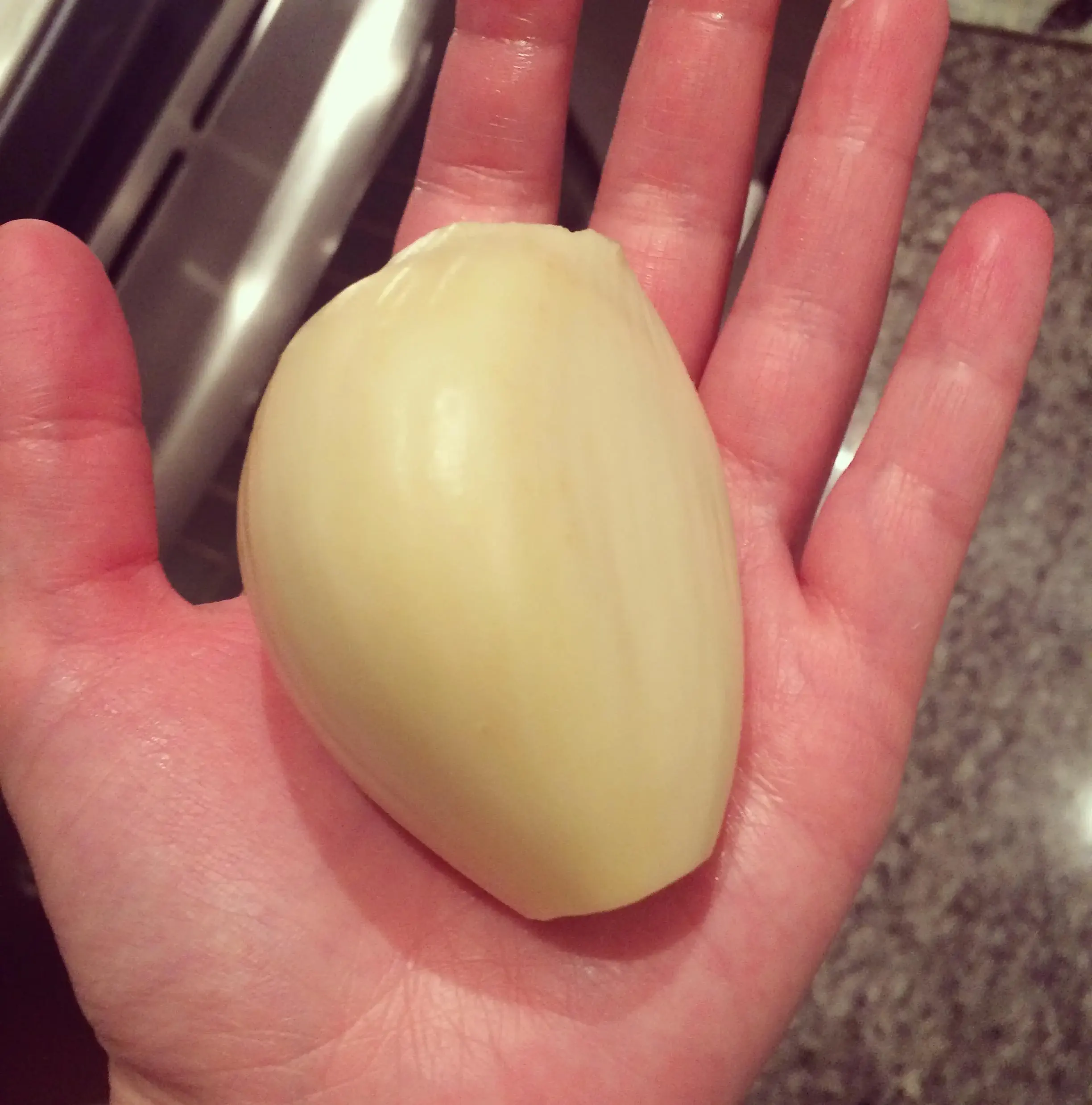 9 Everyday Things That Went Absolutely Feral 🫣 13 Enormous garlic clove compared to normal size