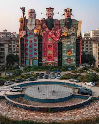 8 Giants That Made Us Physically Recoil 𫣠18 Absolute Units of a Hotel