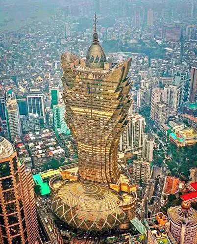 The 9 Chonkiest Finds That Wrecked Us This Week đ« 12 Absolute unit of a massive hotel building