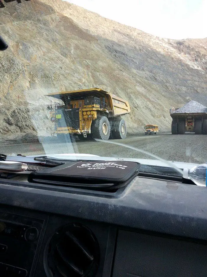 12 Oversized Things That Broke Our Brains This Week đ§ 20 Absolute Units of a mining truck compared to a bus