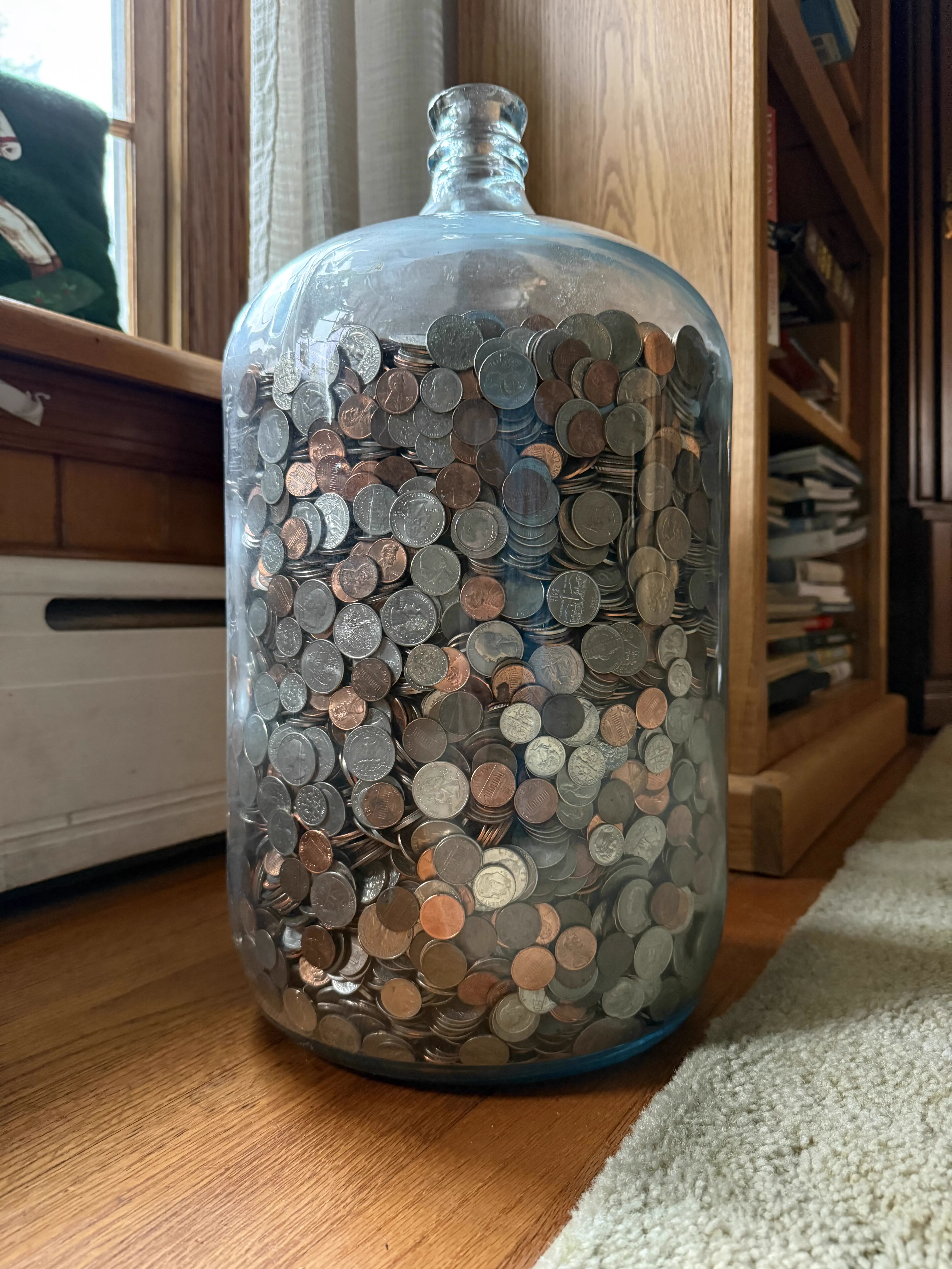 8 Oversized Finds That Left Us Speechless đ« 14 Colossal jar completely filled with pennies towering in size