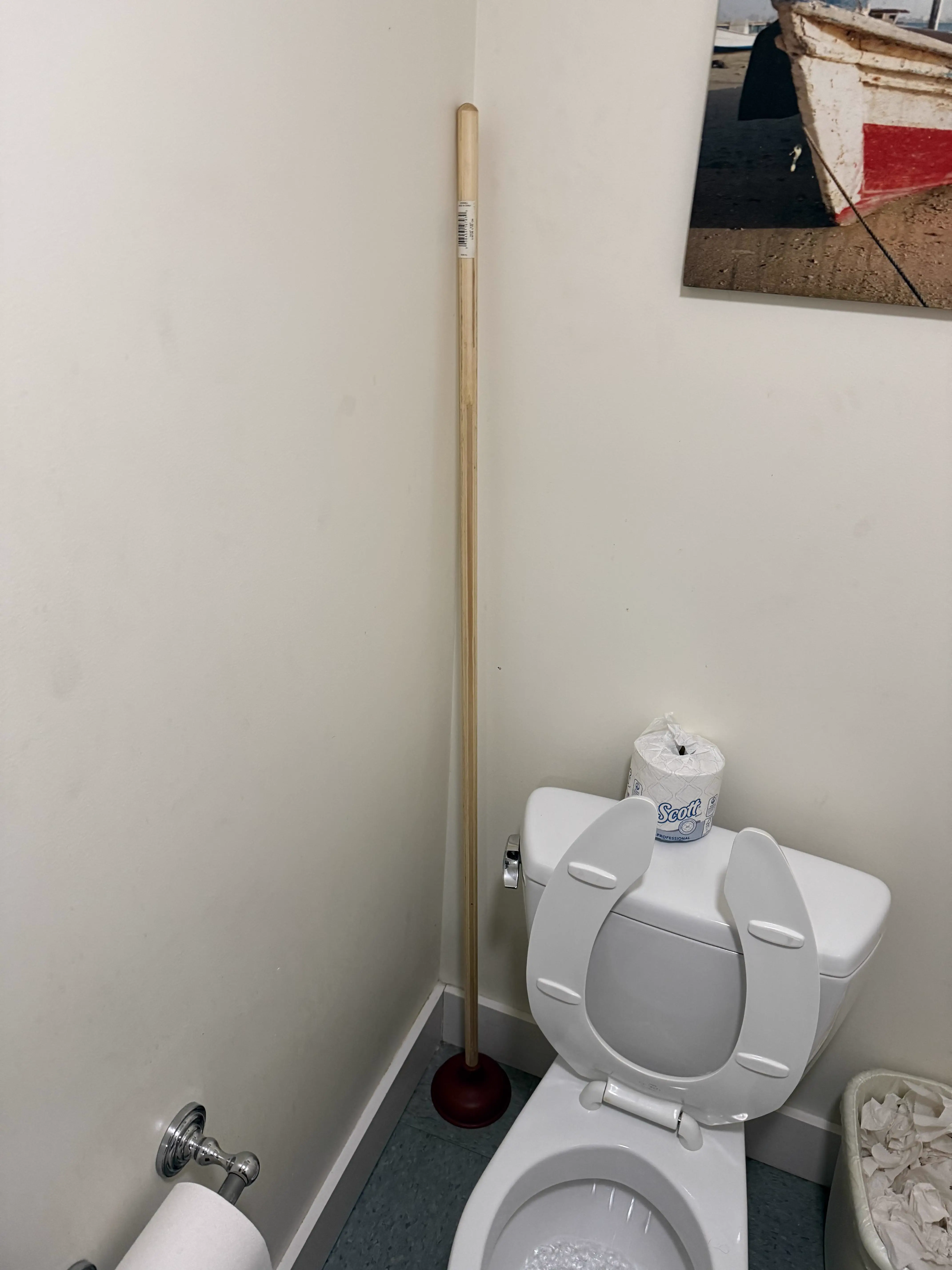 12 Oversized Things That Broke Our Brains This Week đ§ 15 Absolute Units of a plunger at the local hardware store