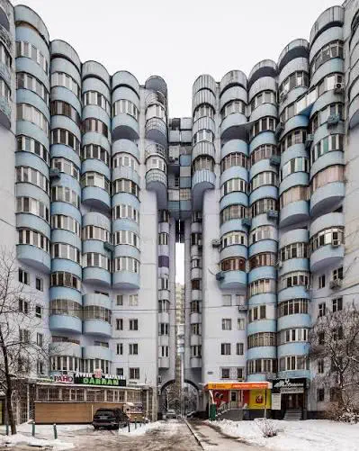 PUNCH: 8 Giants That Made Reality Feel Bugged đ« 16 A colossal residential complex