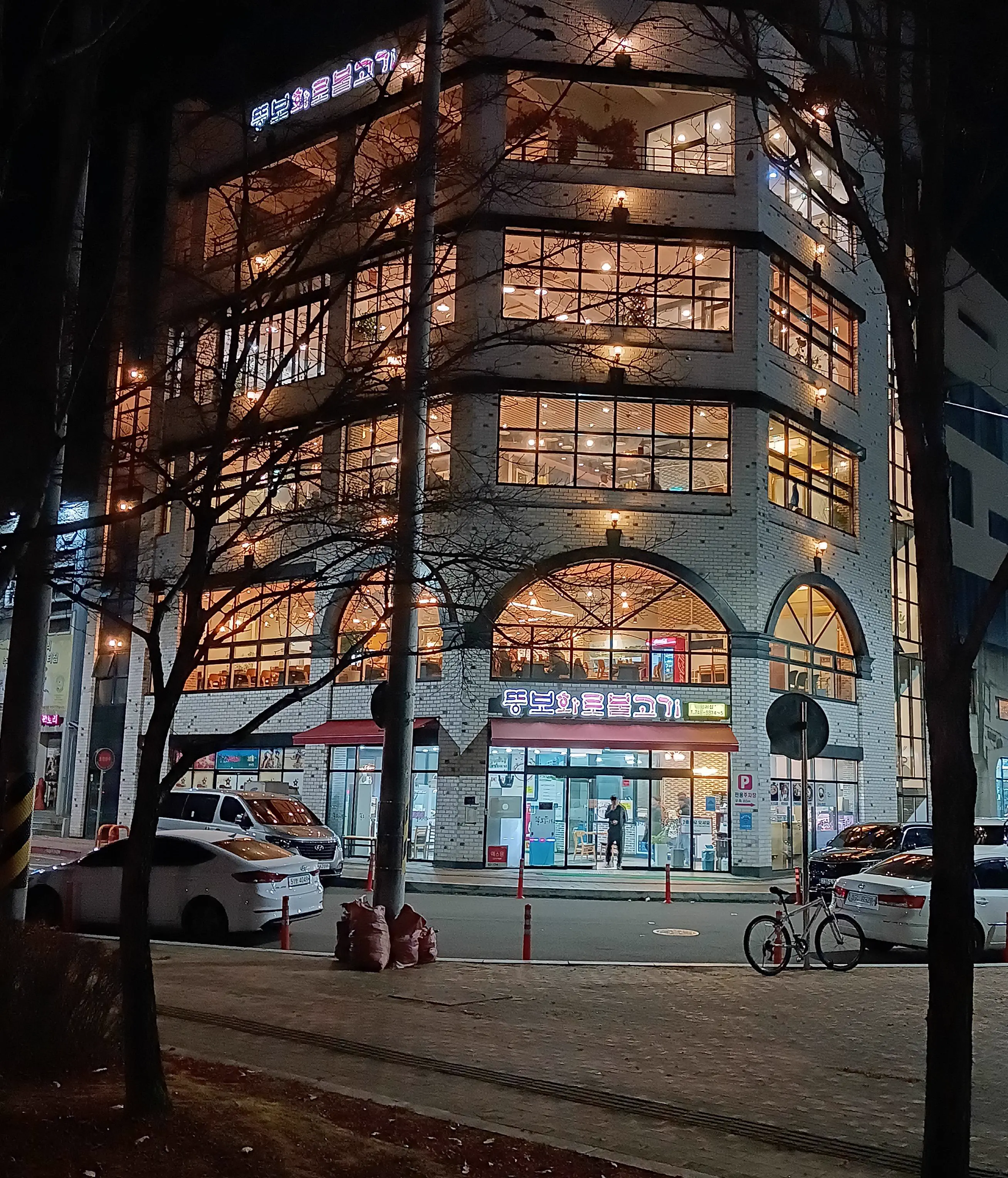 Why Are These 11 Things So Absurdly Oversized? đ« 21 Five-story Korean BBQ restaurant that is an absolute unit of a building