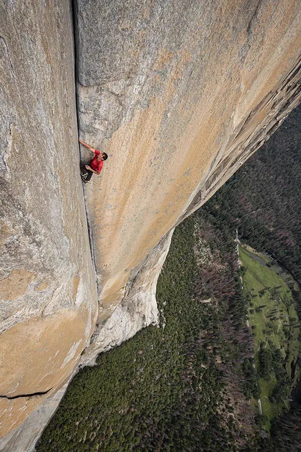 Why Are These 11 Things So Absurdly Oversized? đ« 22 Massive rock wall made of enormous boulders