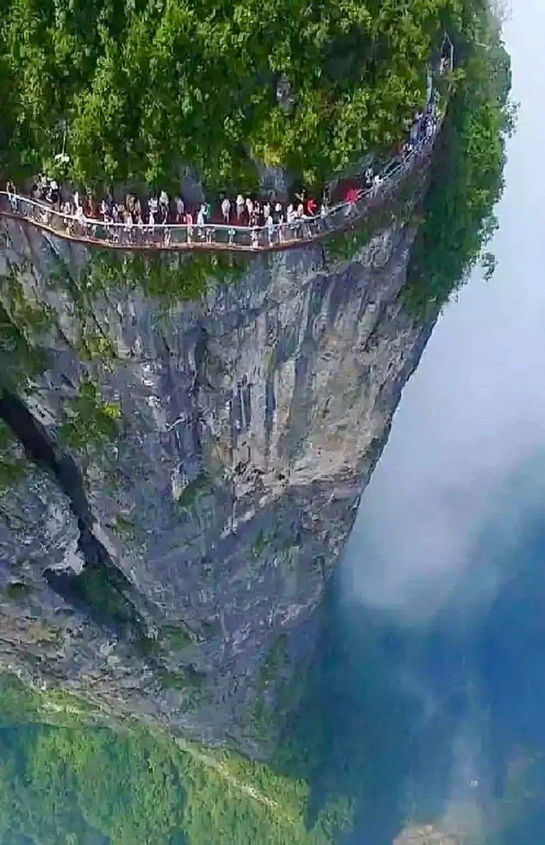 Wait Till You See These 11 Colossal Units đ« 16 Enormous skywalk extending over a massive drop