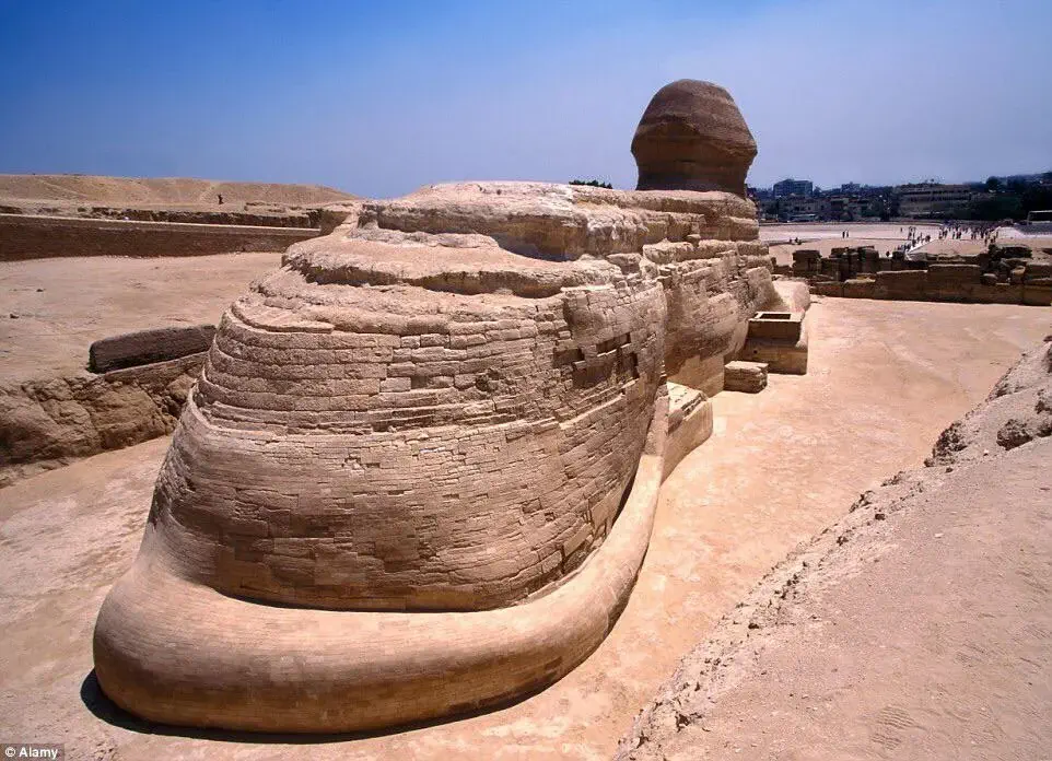 Wait Till You See These 11 Colossal Units đ« 17 The massive tail of the Great Sphinx with people for scale