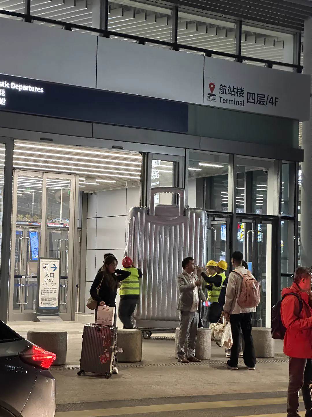 9 Giants That Made Us Lose All Composure đ« 15 Absolute Units of a suitcase