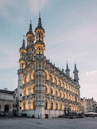 Why Are These 11 Giants So Ridiculously Massive? đ« 15 Colossal town hall building