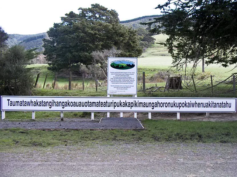 8 Oversized Finds That Left Us Speechless đ« 12 Enormous oversized town welcome sign towering over the landscape