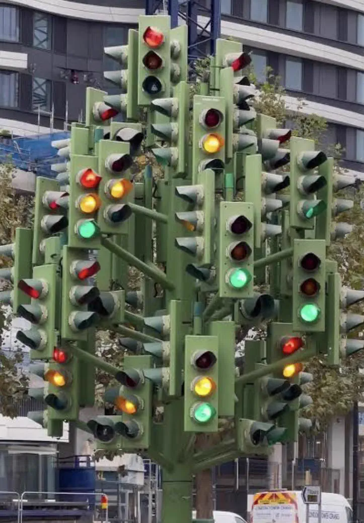 14Colossal Things That Had No Right Being That Big𫣠24 Absolute Units of a traffic light