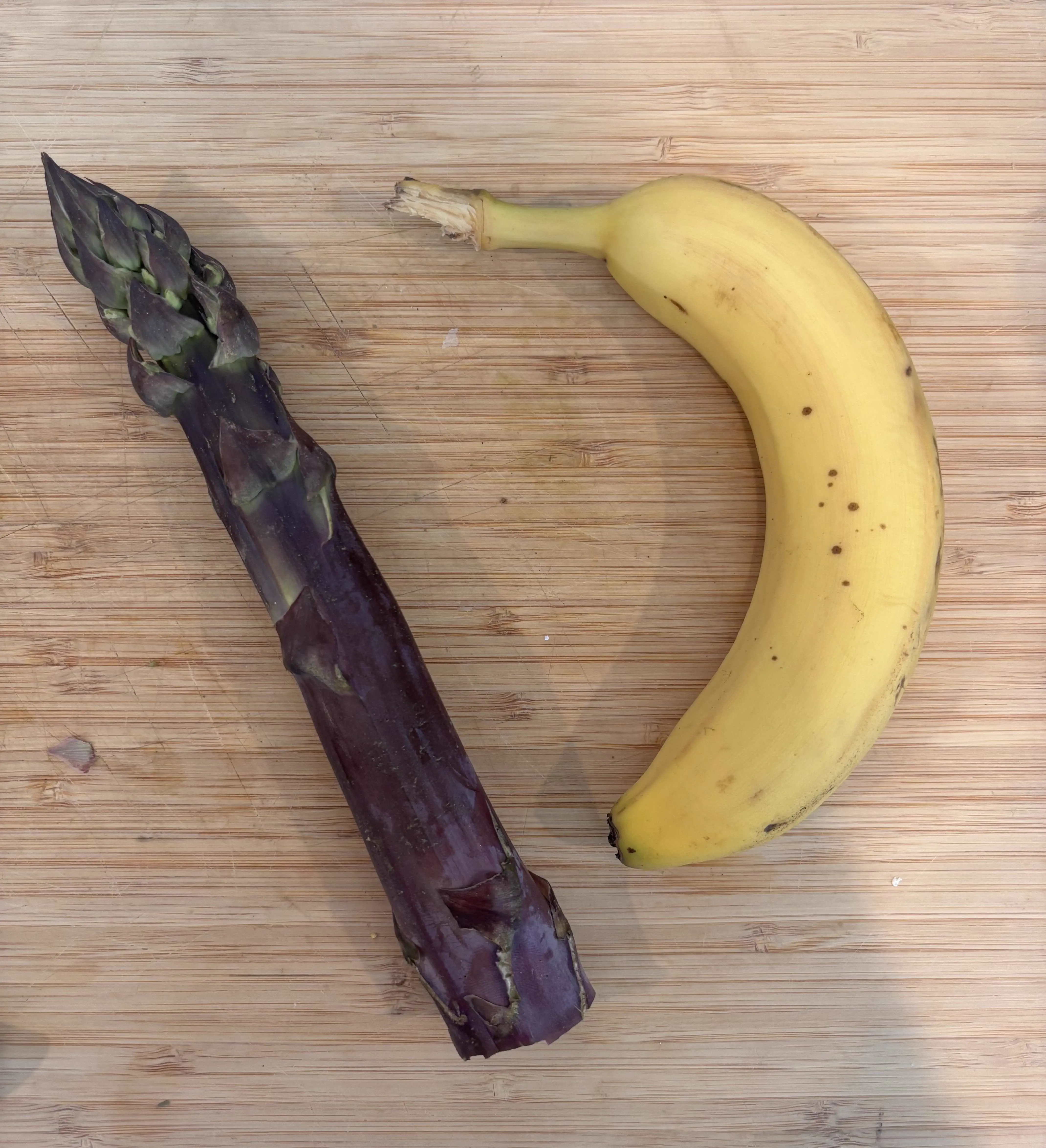 Why Are These 11 Things So Absurdly Oversized? đ« 17 Oversized asparagus stalk that is comically thick