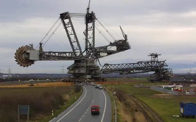 Why Are These 9 Giants So Absurdly Built?đ« 17 Enormous excavator that dwarfs humans standing nearby