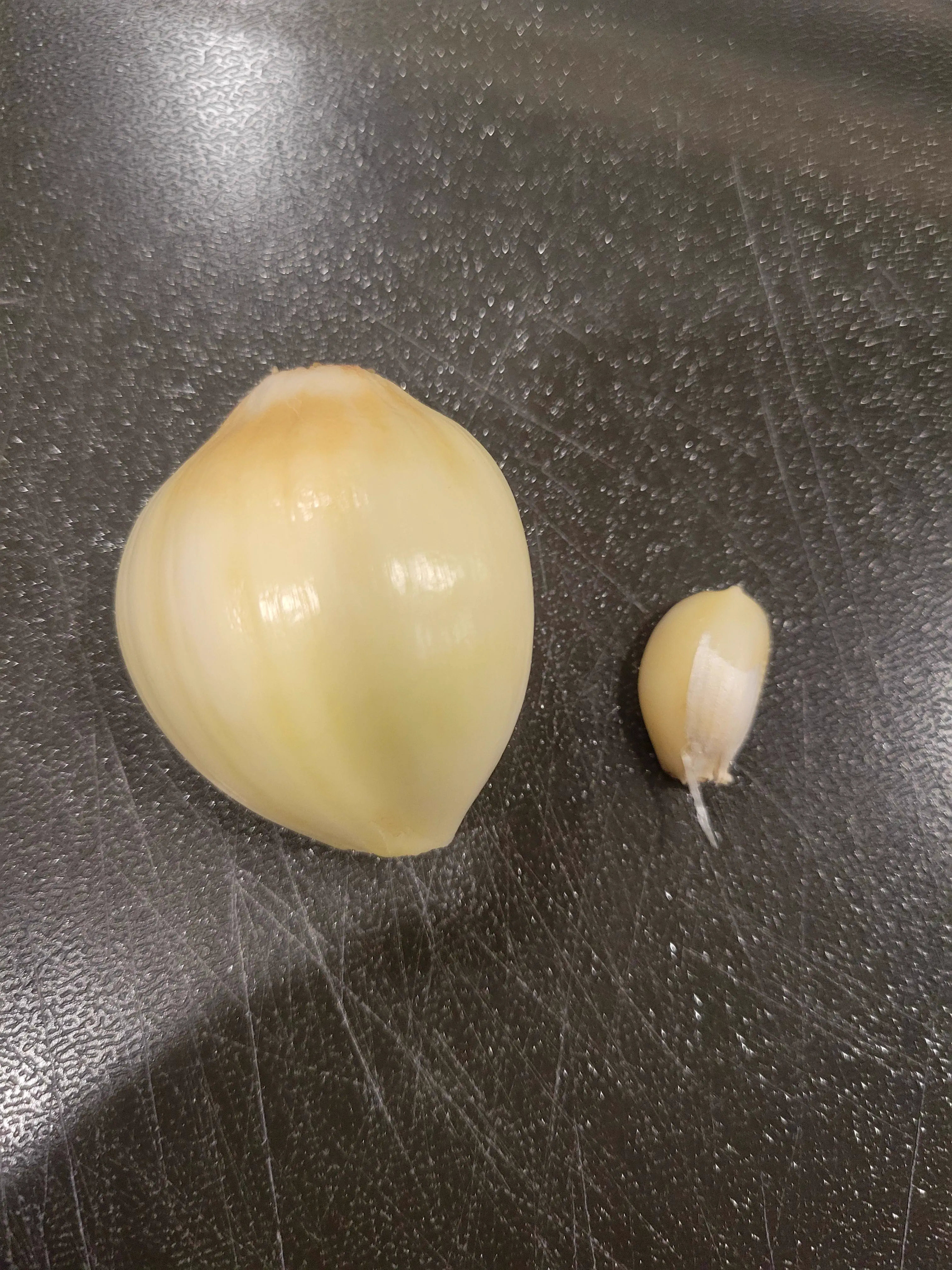 We Found 10 Things That Defy Logic in Full Beast Mode 14 An unusually gigantic clove of garlic