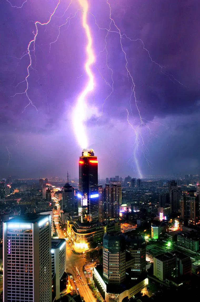 The 10 Most Colossal Units That Broke Our Scroll đ€Ż 12 Absolute Units of a Lightning Strike.
