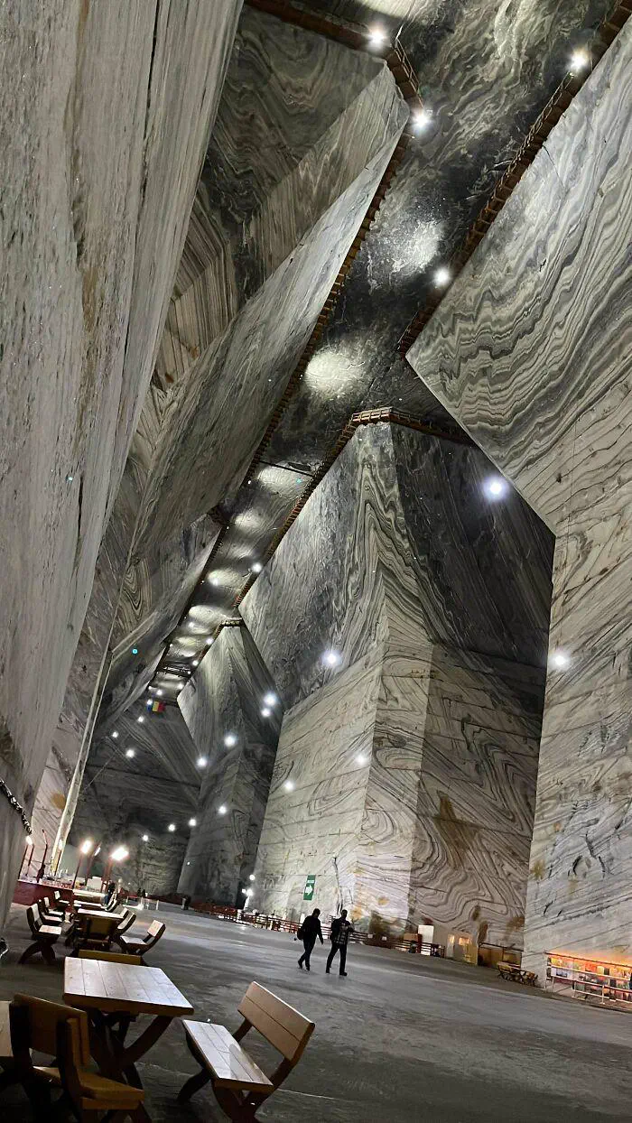 PUNCH: 8 Giants That Made Reality Go Sideways đ« 17 Colossal underground salt mine chamber with tiny visitors