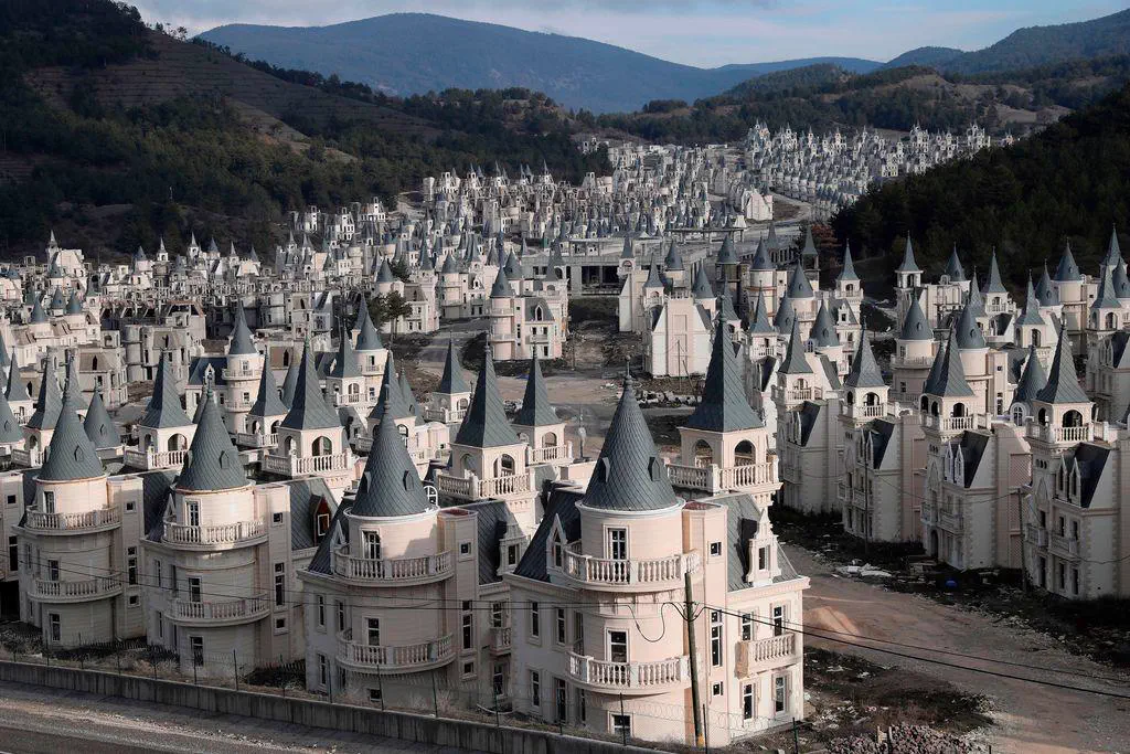 RANKING: The 14 Chonkiest Wonders Ever Documented 🫠 16 absolute units of an abandoned luxury development