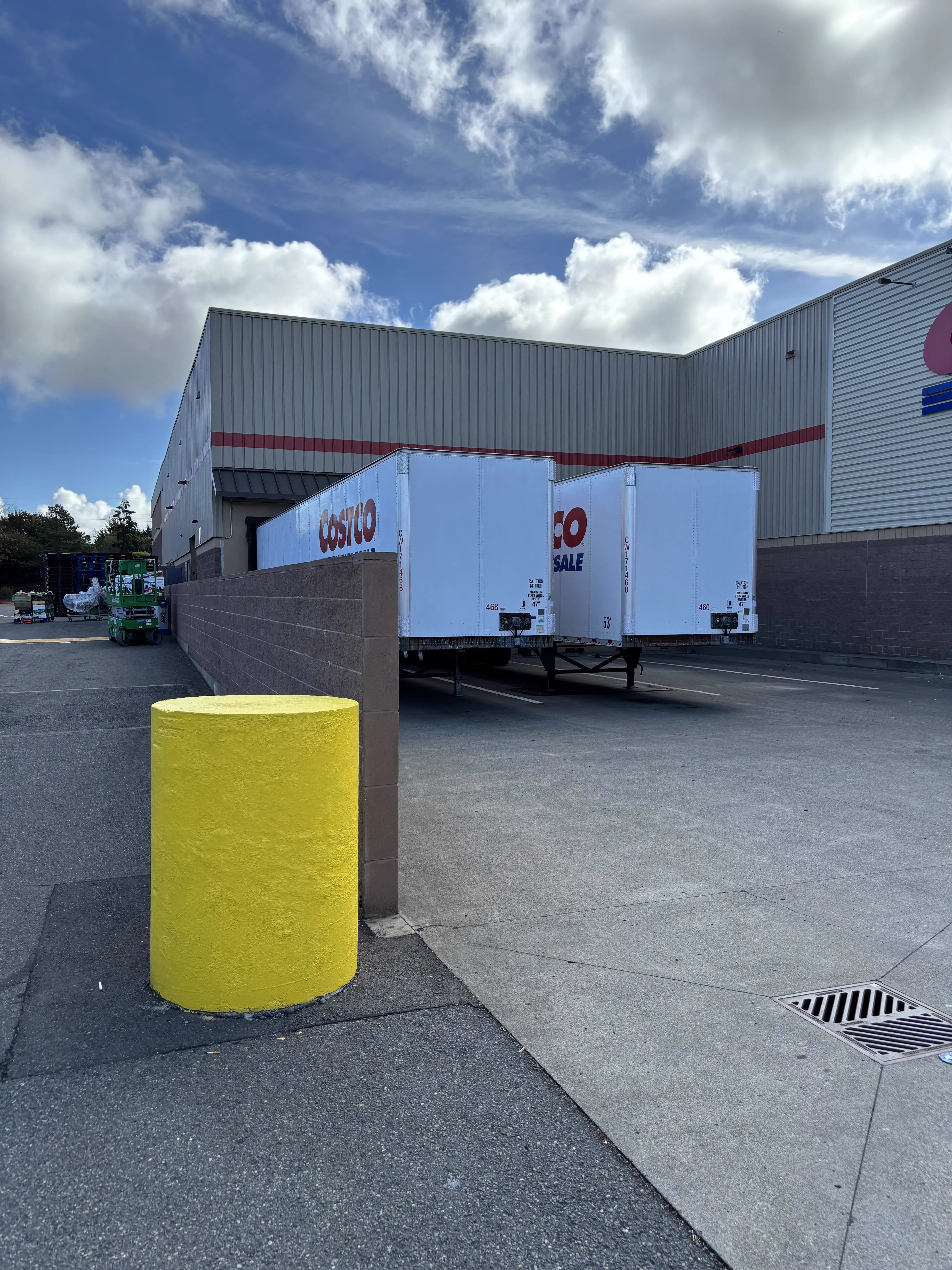 13 Absolute Units That Look Photoshopped But Aren't đ« 24 Absolute Units of a bollard